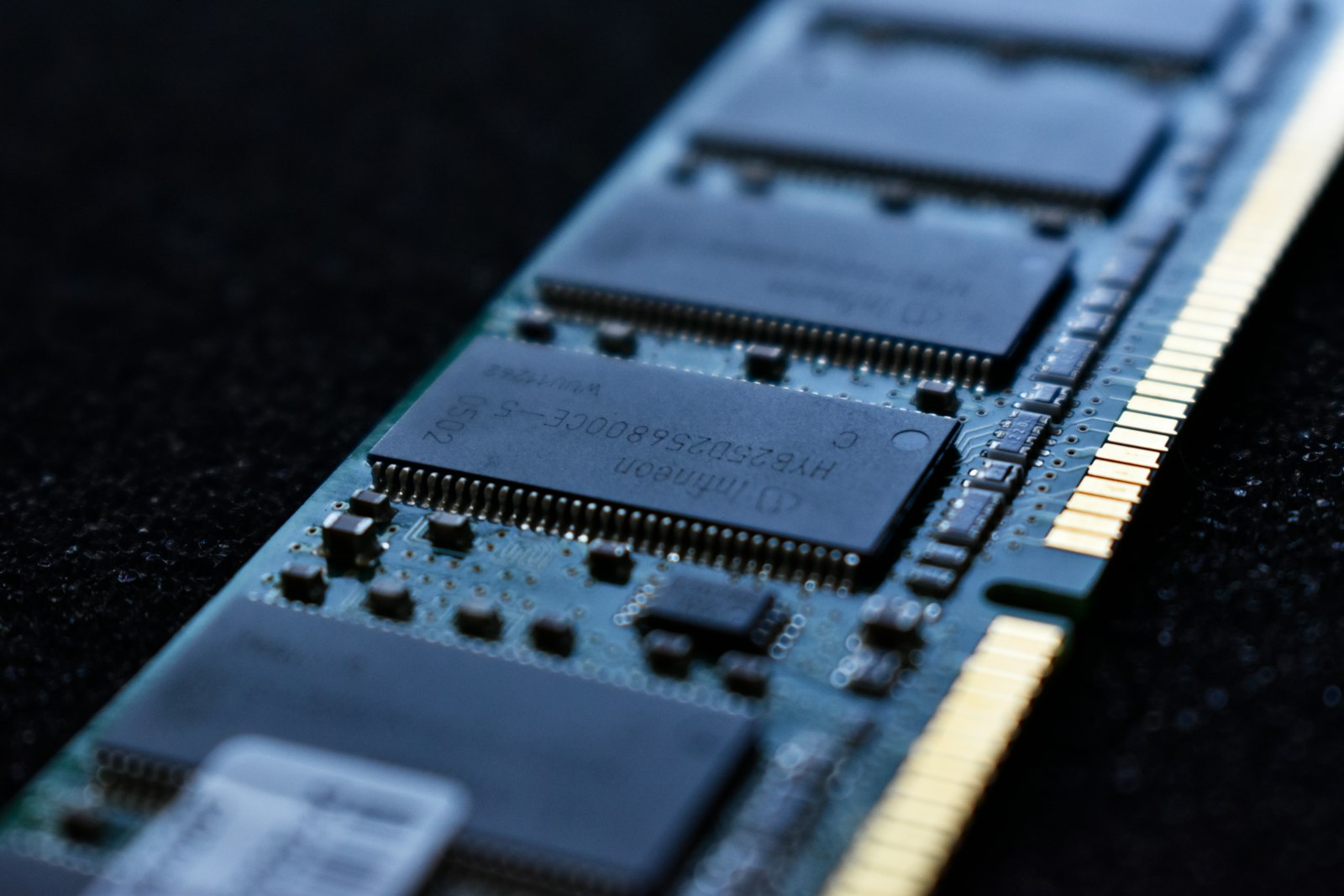 DDR4 vs DDR5 Server Memory: Upgrade or Hold in 2026?