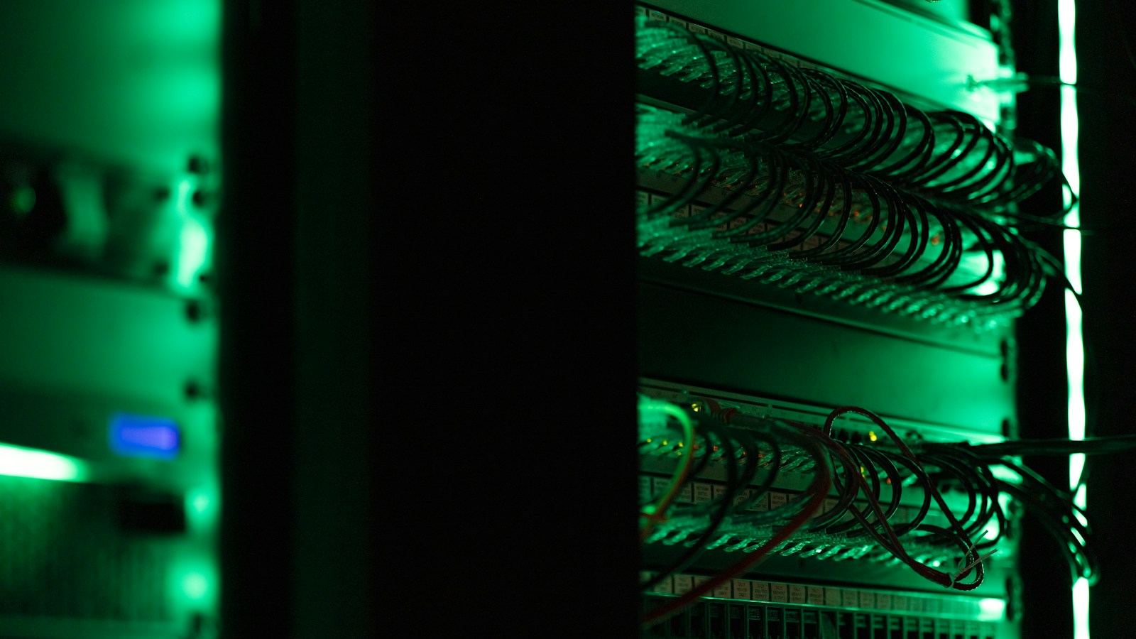 Server rack with bundled Ethernet cabling in a data centre