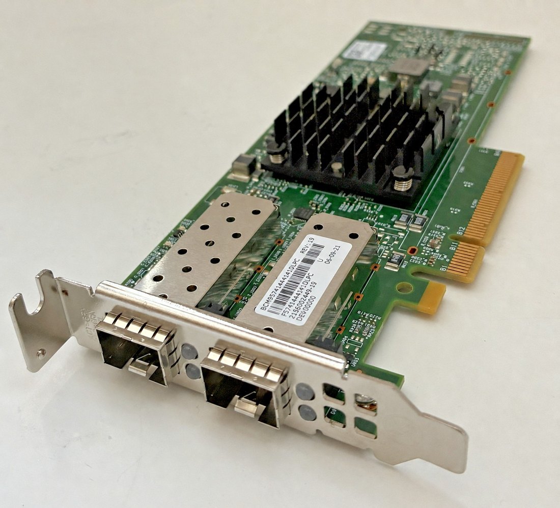 Broadcom 57414 BCM57414 : étiquette de l'adaptateur, équerre et connecteur — vue en angle