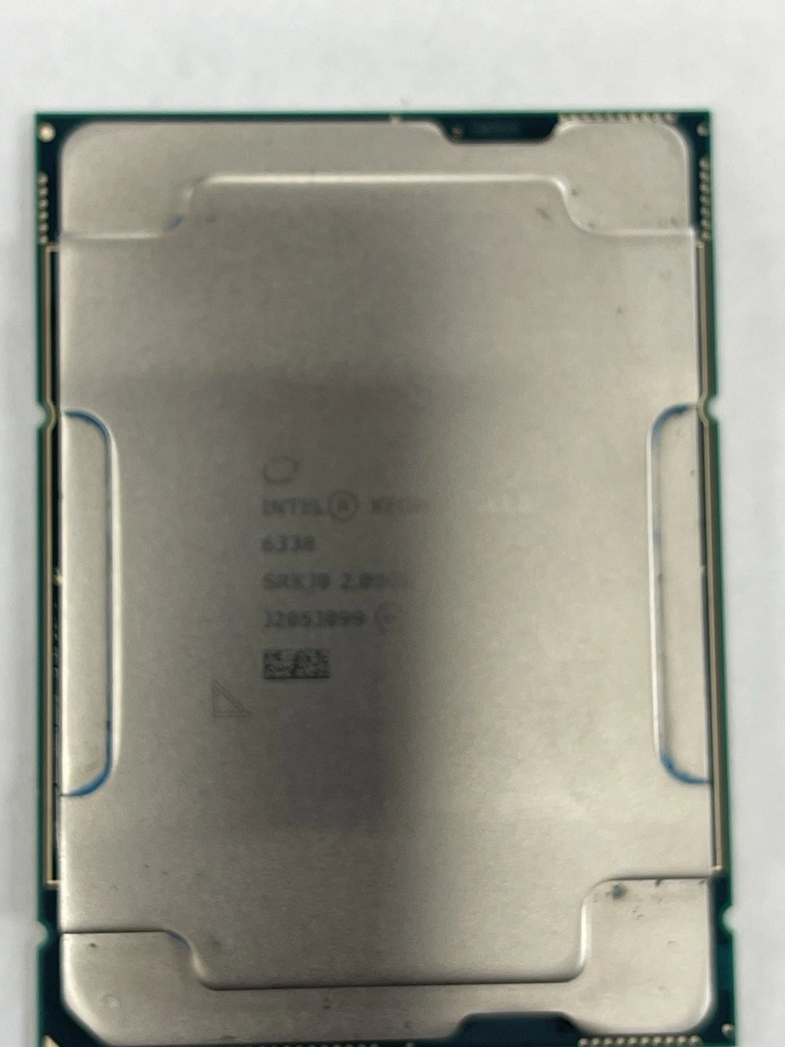 Processeur Intel Xeon Gold 6338, capot thermique et marquage sSpec — vue de dessus
