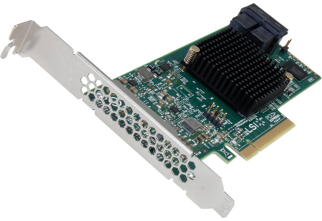 LSI 9300-8i : équerre, dissipateur et contrôleur SAS3008 — vue en angle