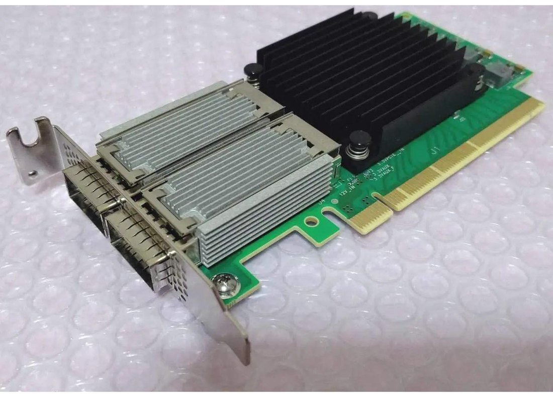 Mellanox ConnectX-5 Ex MCX516A-CDAT Kühlkörper, Blende und Steckleiste — Schrägansicht