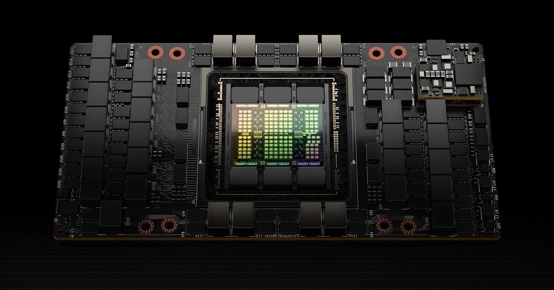 Рендер кристалла и пакета NVIDIA H100 Hopper: кристалл GH100 в окружении стеков HBM на модуле SXM