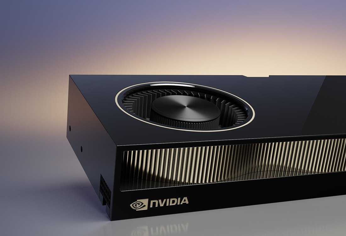 NVIDIA RTX 6000 Ada Generation vista em ângulo — extremidade do suporte, carenagem com aletas e blower único