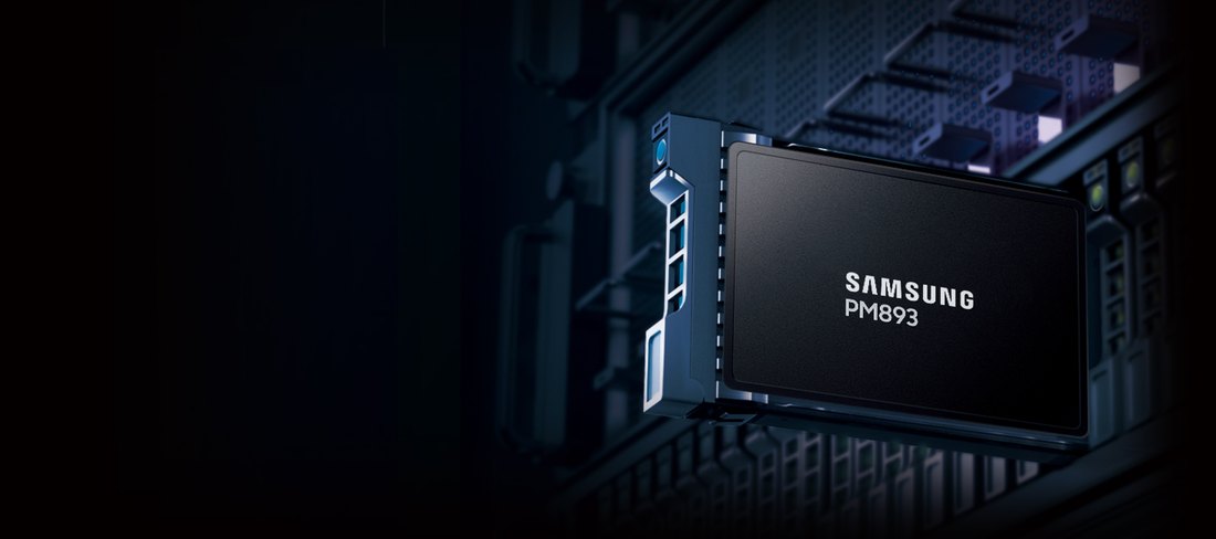 Render oficial del Samsung PM893: SSD SATA de centro de datos de 2.5 pulgadas en bahía de servidor