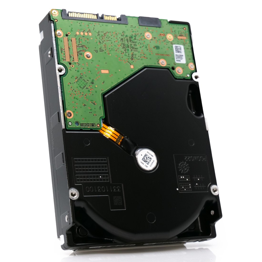 WD Ultrastar HC560 20TB Rückansicht schräg: PCB, SATA-Daten- und Stromstecker